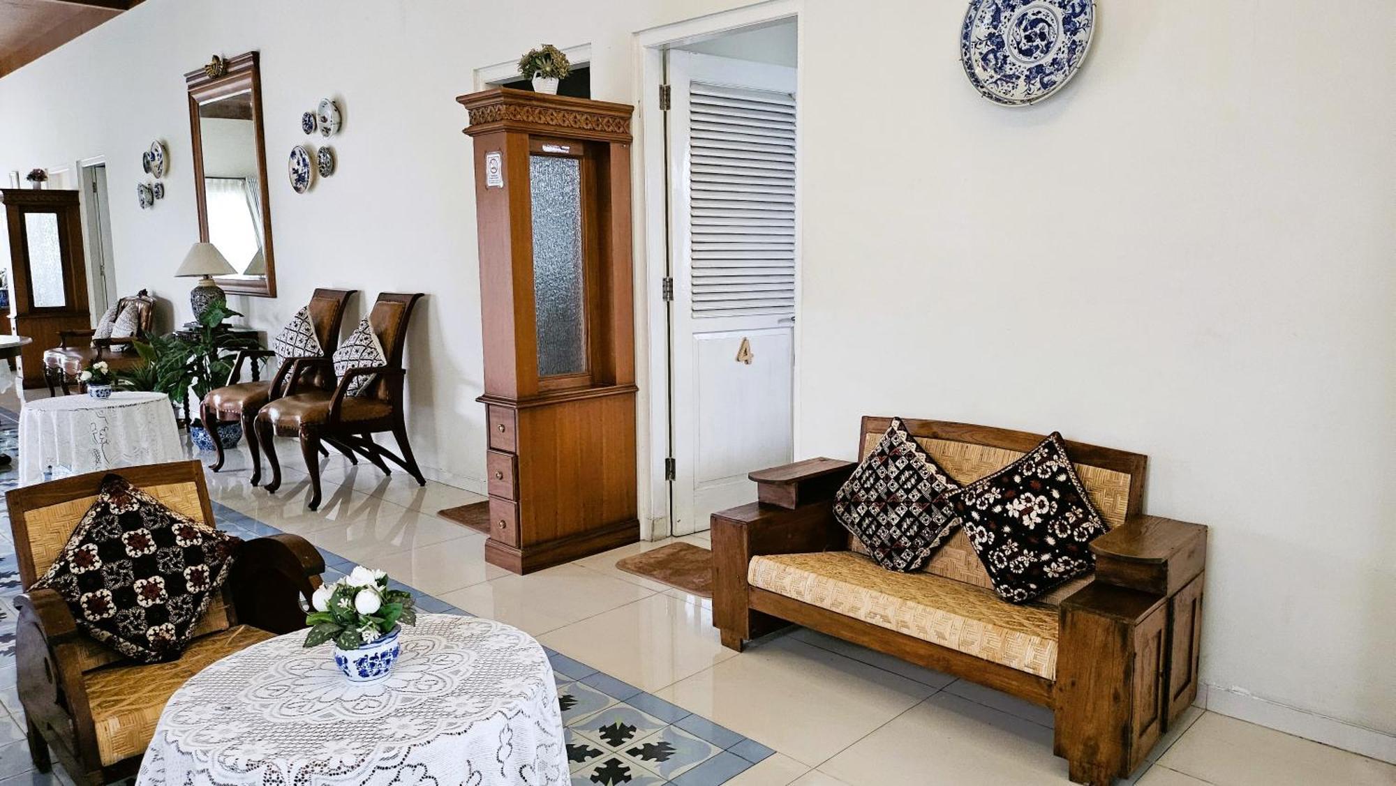 Surokarsan 9 House Yogyakarta Hotell Exteriör bild